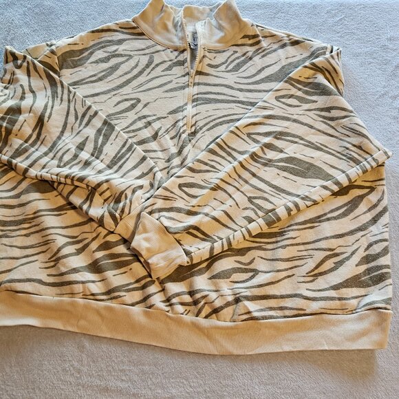 2-Piece. So Cute!! Oli Viv Tiger Print Hoody/Shorts Set. Size 2X - Picture 2 of 6